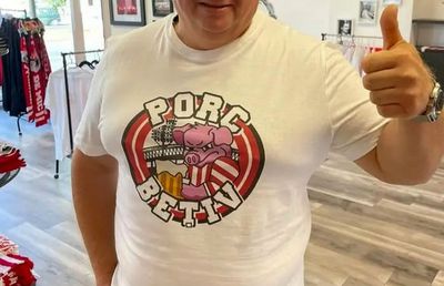 „Porc bețiv” » Suporterii au reacționat inedit, după ce soția angajatului de la club i-a jignit fără menajamente: „Stați dracului acasă!”