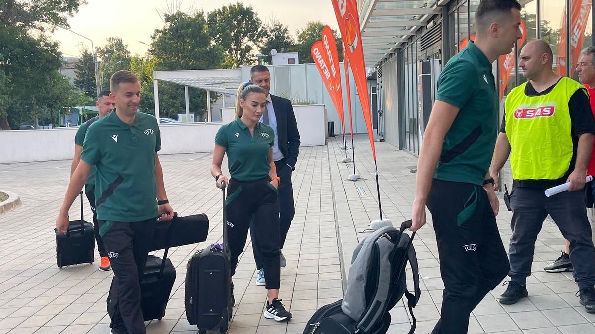 Emanuela în centrul atenției » Arbitra de rezervă de la FCSB - CSKA 1948 Sofia a furat toate privirile la sosirea la stadion