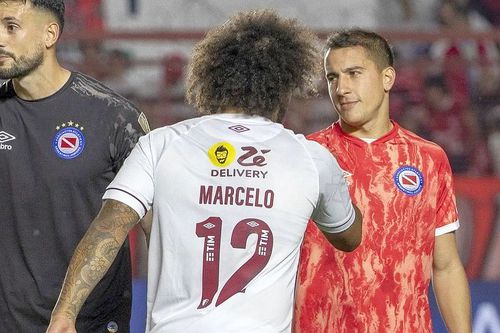 Marcelo i-a dat peste cap piciorul lui Luciano Sanchez (dreapta). Foto: Instagram