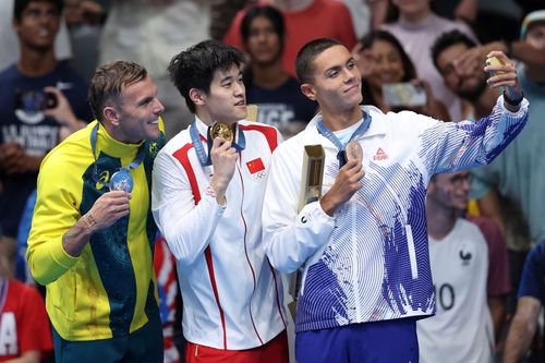 Kyle Chalmers (Australia, argint), Pan Zhanle (China, aur) și David Popovici (bronz) - podiumul probei 100 m liber de la Jocurile Olimpice de la Paris 2024 Foto: Getty Images