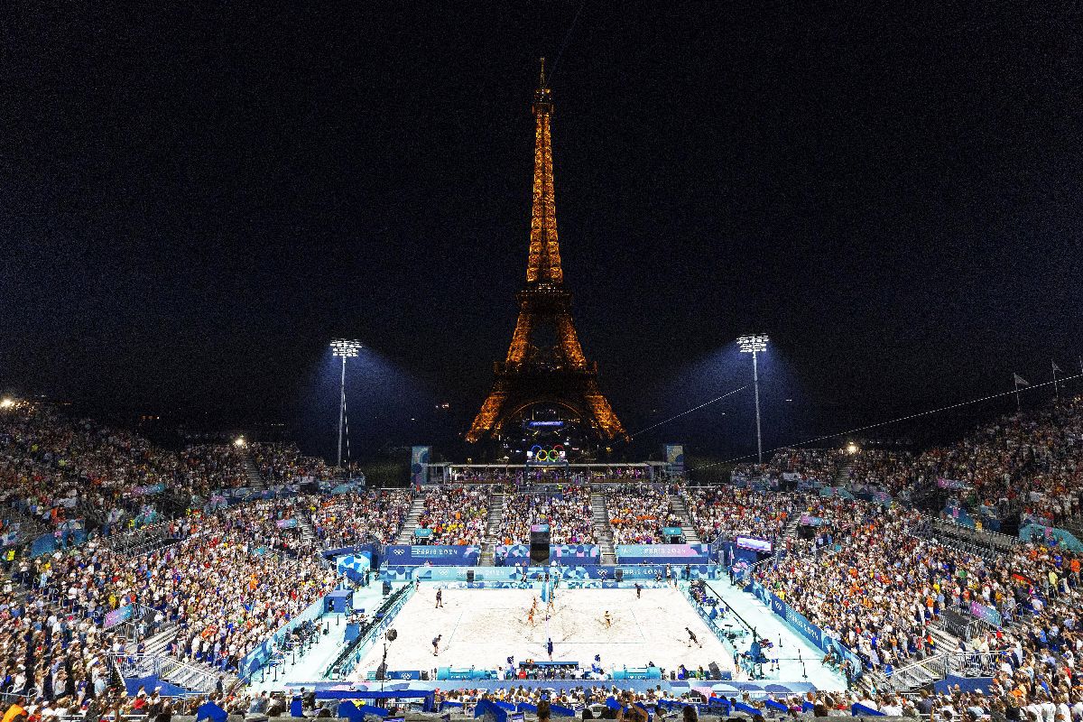 Samba do Brasil la doi pași de Turnul Eiffel » Imagini spectaculoase de la meciurile de volei pe plajă de la Jocurile Olimpice