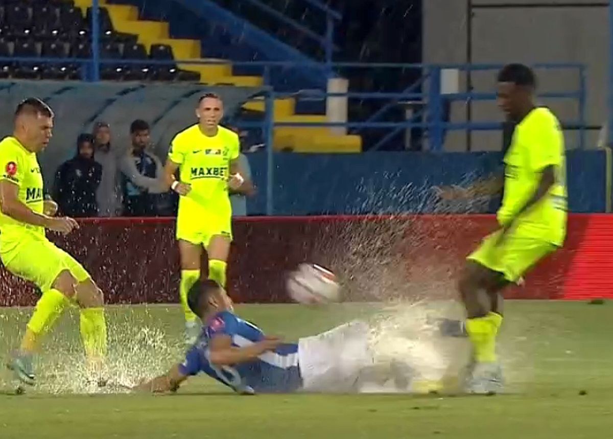 Iertat de „roșu”? Fază controversată în Farul - Poli Iași, comentatorii n-au avut dubii