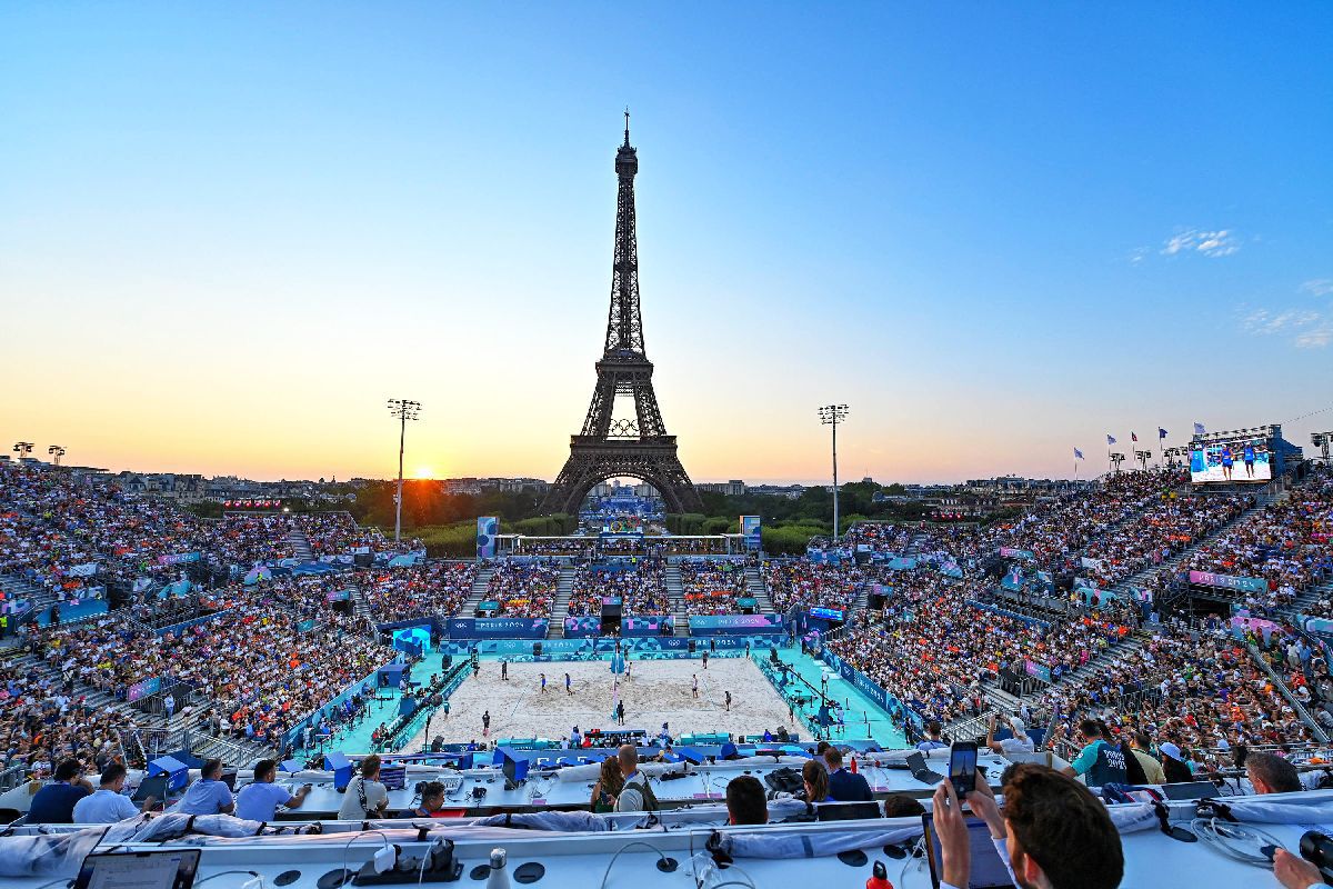 Samba do Brasil la doi pași de Turnul Eiffel » Imagini spectaculoase de la meciurile de volei pe plajă de la Jocurile Olimpice