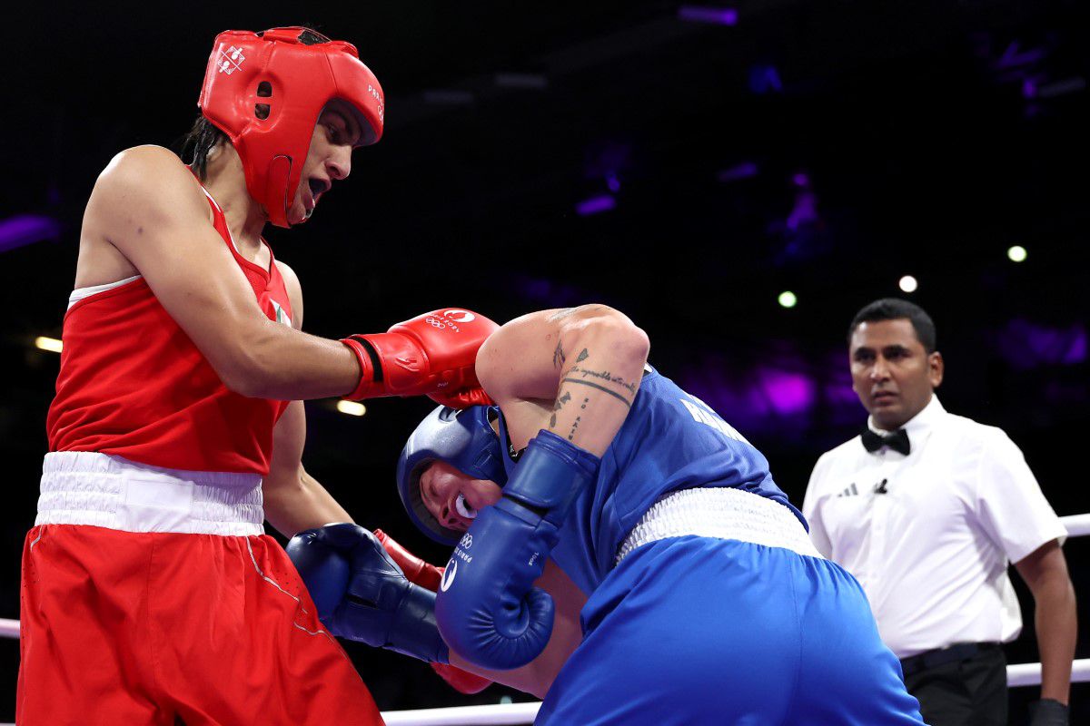 Imane Khelif a câștigat lupta cu maghiara Hamori și are asigurată MEDALIA olimpică!