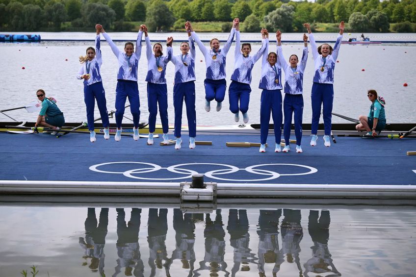 Fetele de poveste de la 8 plus 1,  la premierea cu aurul olimpic. Foto: Raed Krishan (GSP)