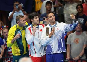 S-a aflat motivul real pentru care David Popovici și-a făcut un selfie cu Pan Zhanle și Kyle Chalmers