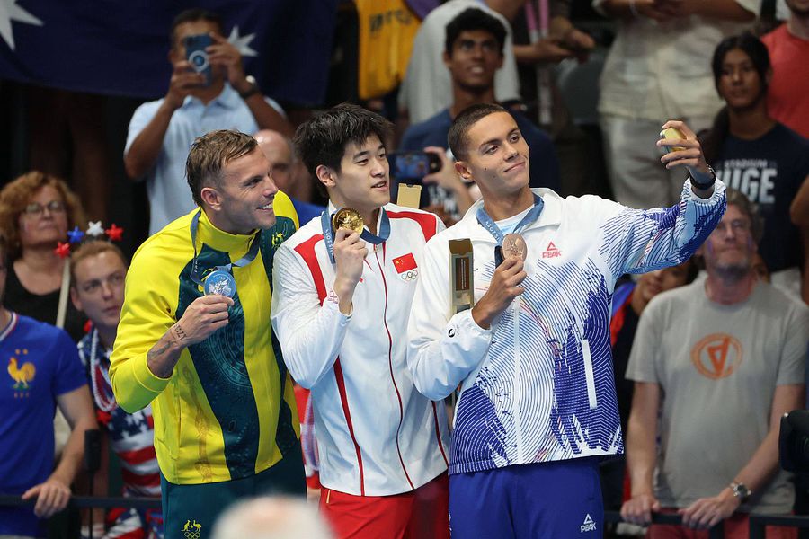 David Popovici, ales de Samsung să facă selfie-ul cu Pan Zhanle și Kyle Chalmers / Foto: Imago Images Miza Mondialelor! Pan Zhanle în fața unei provocări pe care doar 5 înotători au trecut-o în istorie la 100 metri liber » David Popovici nu a reușit să o bifeze deocamdată