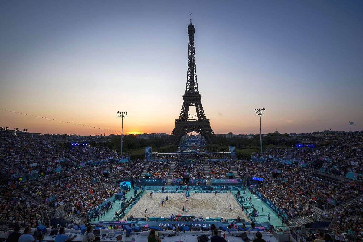 Samba do Brasil la doi pași de Turnul Eiffel » Imagini spectaculoase de la meciurile de volei pe plajă de la Jocurile Olimpice