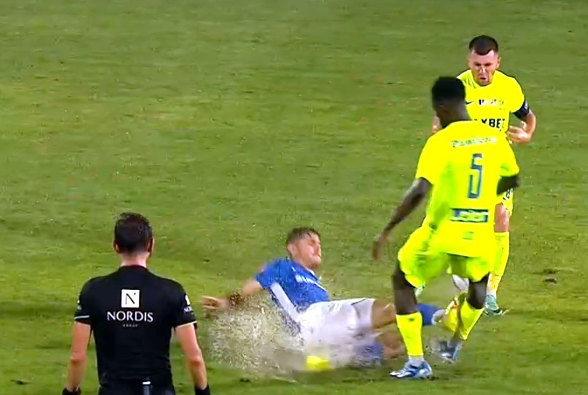 Iertat de „roșu”? Fază controversată în Farul - Poli Iași, comentatorii n-au avut dubii