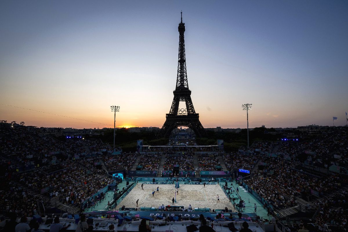 Samba do Brasil la doi pași de Turnul Eiffel » Imagini spectaculoase de la meciurile de volei pe plajă de la Jocurile Olimpice