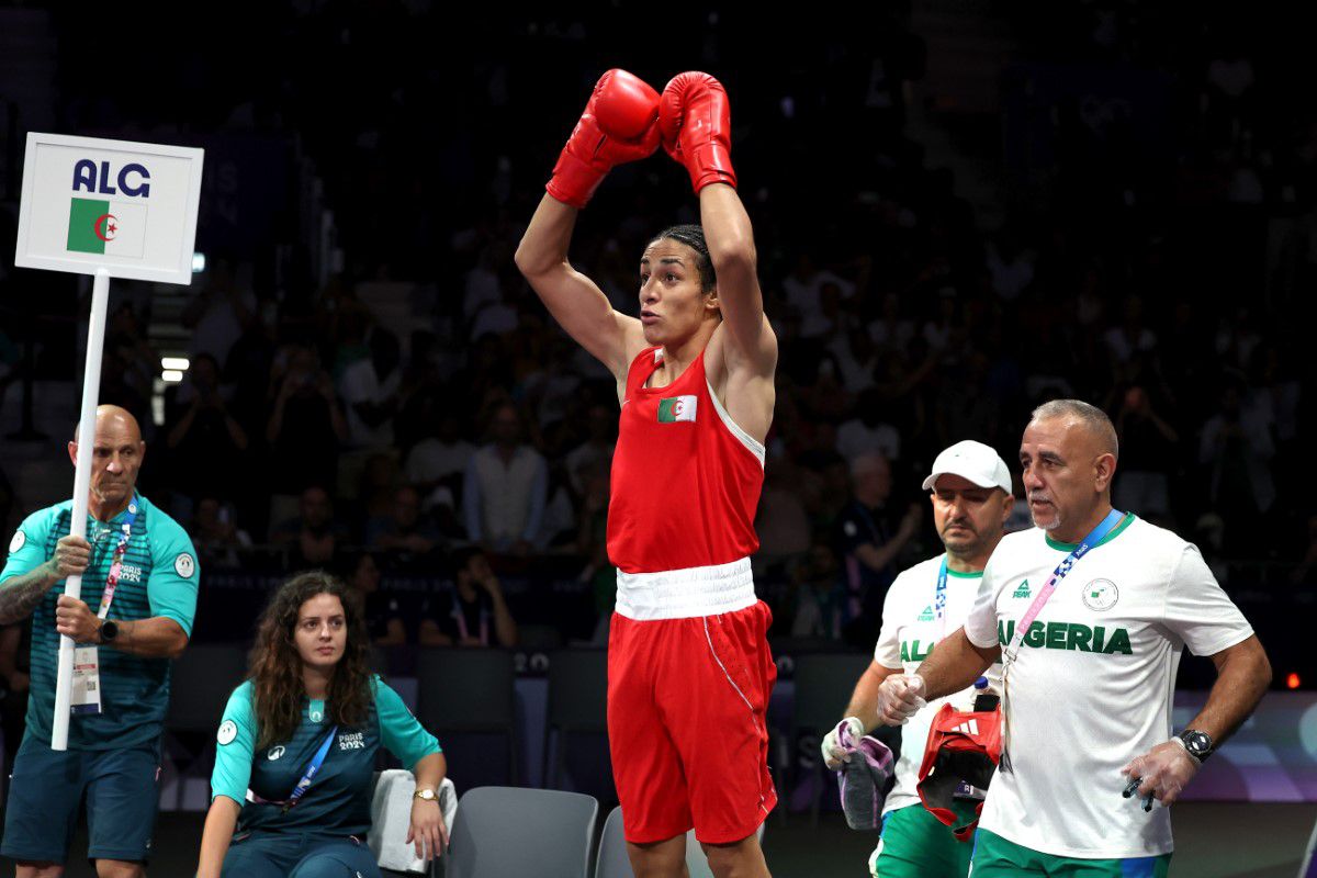 Imane Khelif a câștigat lupta cu maghiara Hamori și are asigurată MEDALIA olimpică!