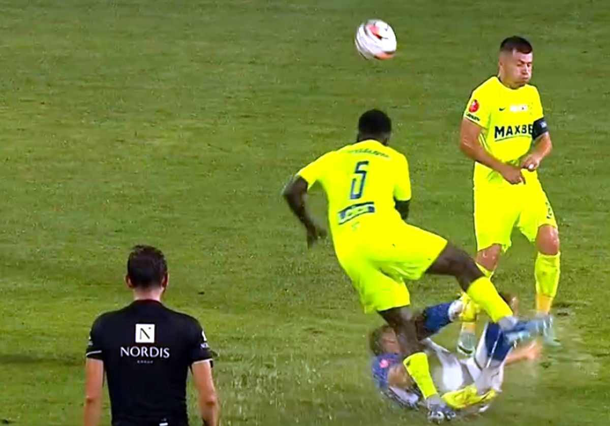 Iertat de „roșu”? Fază controversată în Farul - Poli Iași, comentatorii n-au avut dubii