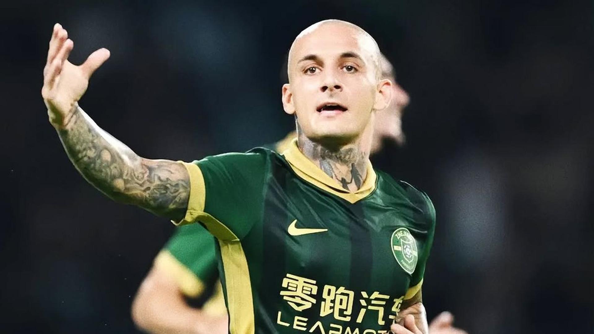 Alex Mitriță în tricoul Zhejiang Professional marcând golul debut în China și oferind pase decisive în meciul cu Qingdao West Coast | sursa foto: Gazeta Sporturilor