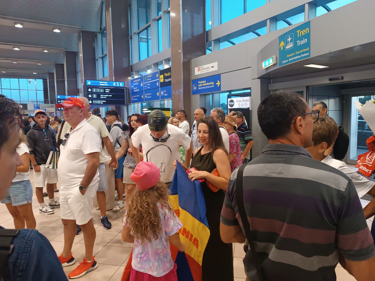 David Popovici a sosit în România de la Campionatele Mondiale de natație