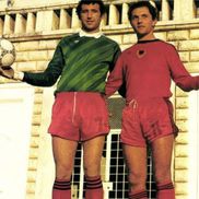 Sulejman Demollari și portarul Perlat Musta. Ambii au jucat la Dinamo București