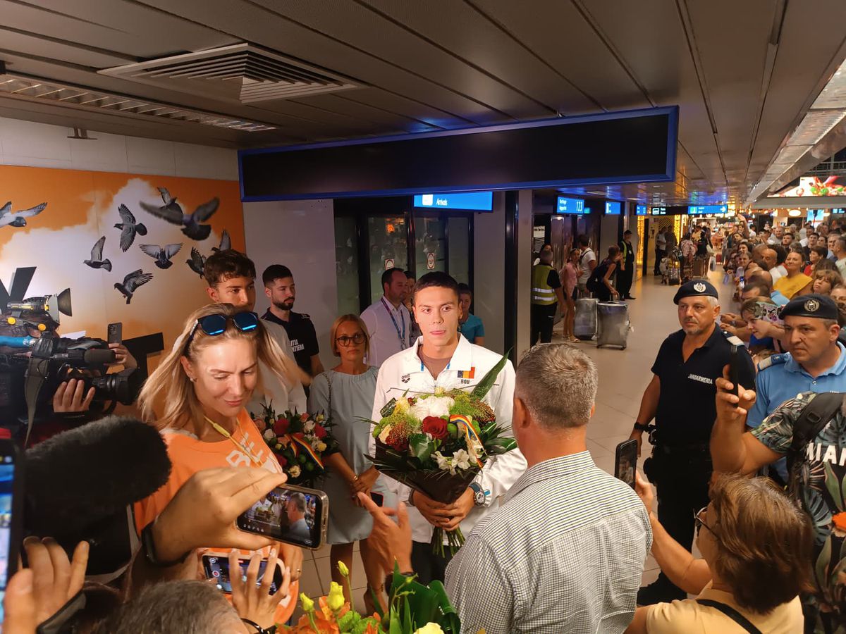 „Te retragi?” » Dublul campion mondial David Popovici a răspuns fără ezitare, la revenirea în România + De ce a refuzat salonul oficial