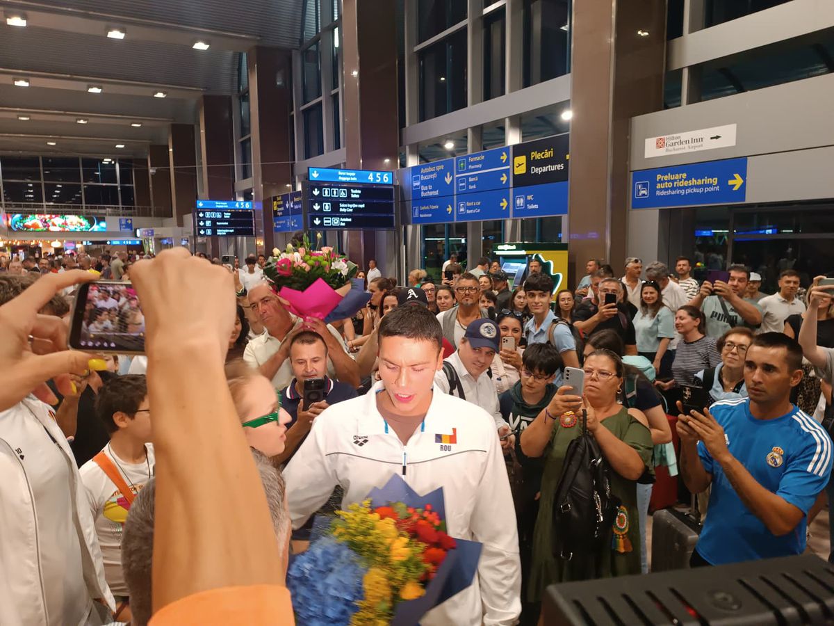 „Te retragi?” » Dublul campion mondial David Popovici a răspuns fără ezitare, la revenirea în România + De ce a refuzat salonul oficial