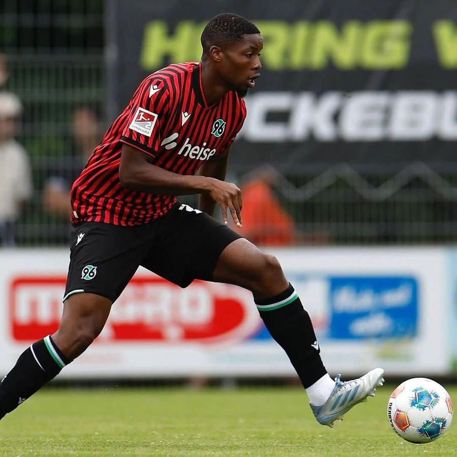 Ime Okon, fotbalistul lui Hannover 96 / Foto: Instagram Debut de vis pentru Virgil Ghiță în Germania » Românul a fost decisiv, alături de fotbalistul ratat de Dinamo în această vară