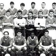 Sulejman Demollari, la Dinamo (al treilea, de la stânga la dreapta, pe rândul de jos). Primii doi sunt sunt Dorinel Munteanu și Tibor Selymes