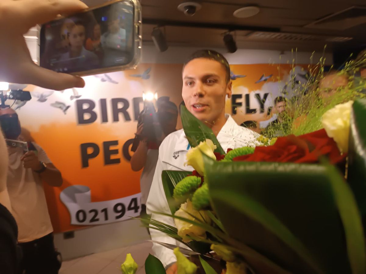 „Te retragi?” » Dublul campion mondial David Popovici a răspuns fără ezitare, la revenirea în România + De ce a refuzat salonul oficial