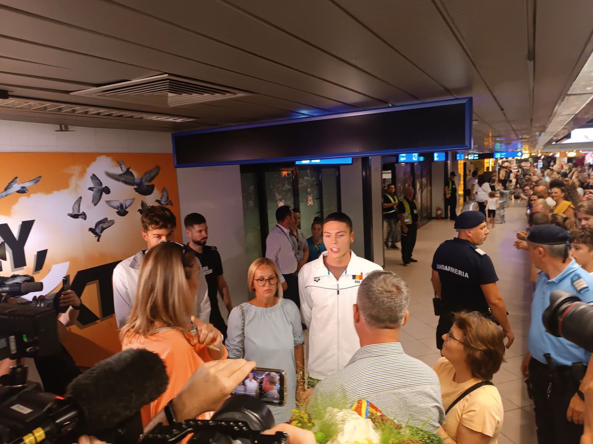 „Te retragi?” » Dublul campion mondial David Popovici a răspuns fără ezitare, la revenirea în România + De ce a refuzat salonul oficial