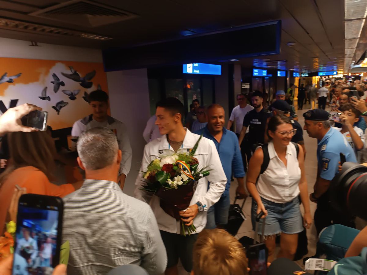 „Te retragi?” » Dublul campion mondial David Popovici a răspuns fără ezitare, la revenirea în România + De ce a refuzat salonul oficial