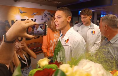„Te retragi?” » Dublul campion mondial David Popovici a răspuns fără ezitare, la revenirea în România + De ce a refuzat salonul oficial