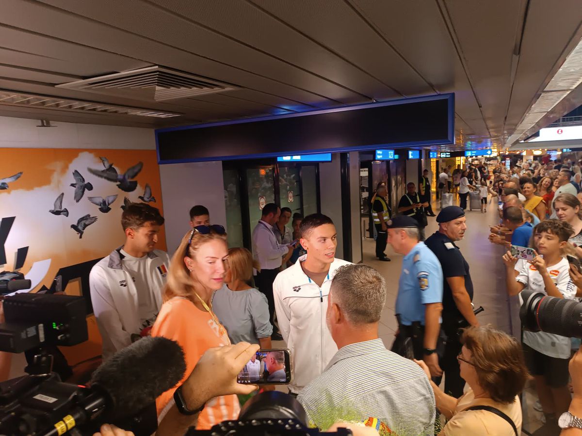 David Popovici a sosit în România de la Campionatele Mondiale de natație