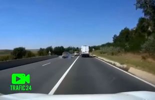 VIDEO Dramatic! Depășește pe linia continuă în timp ce un alt șofer virează la stânga. Ce se întâmplă mai departe