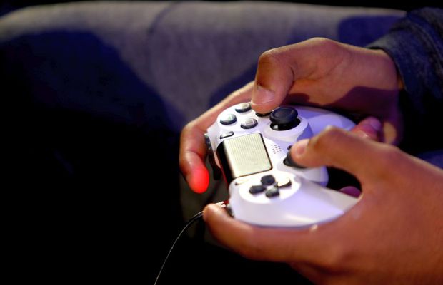 Surpriză mare în FIFA20: gamerii se pot duela în joc cu un cântăreț celebru