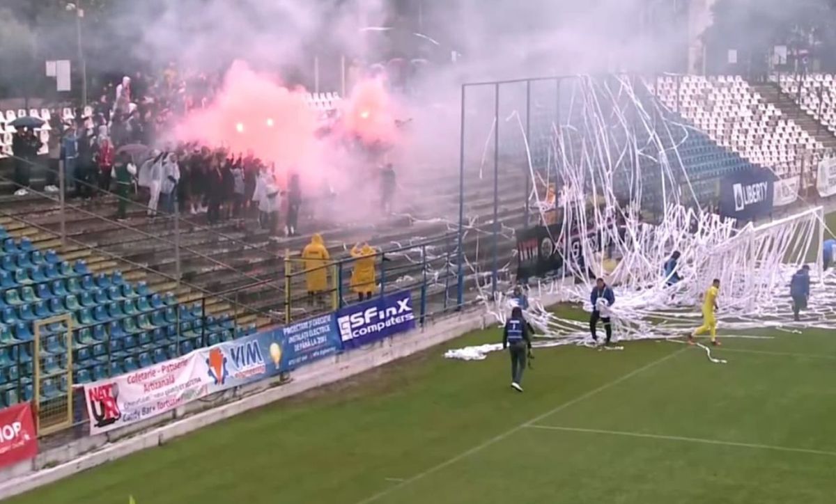 Suporterii au întârziat startul meciului Oțelul Galați - Poli Timișoara