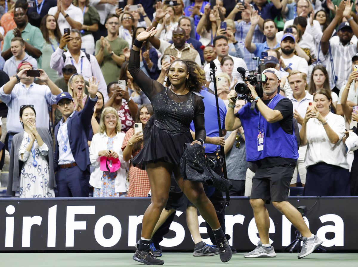 Serena Williams a apărut într-o ținută îndrăzneață la petrecerea iernii din Beverly Hills: „Când te cheamă, te urci în avion și o faci!”