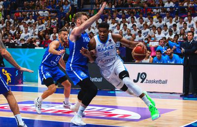 Doncic și Antetokounmpo, duel de la distanță la Europeanul de baschet » Prestații excepționale ale coloșilor din NBA! Toate clasamentele