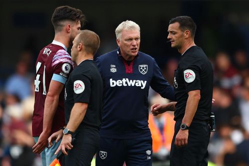 David Moyes, antrenorul lui West Ham, contestă decizia de arbitraj din finalul meciului cu Chelsea (1-2), când „ciocănarilor” le-a fost anulat un gol pentru un fault în atac.