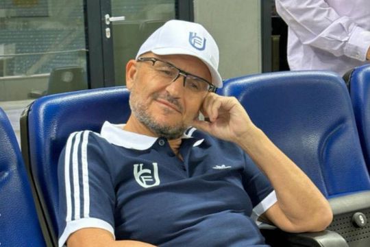 Patronul celor de la FCU Craiova, Adrian Mititelu, a apărut în tribunele stadionului din Craiova, la partida cu Farul Constanța, cu un tricou pe care este imprimată ceea ce ar putea fi noua siglă a clubului pe care îl conduce.
Foto: Digi Sport