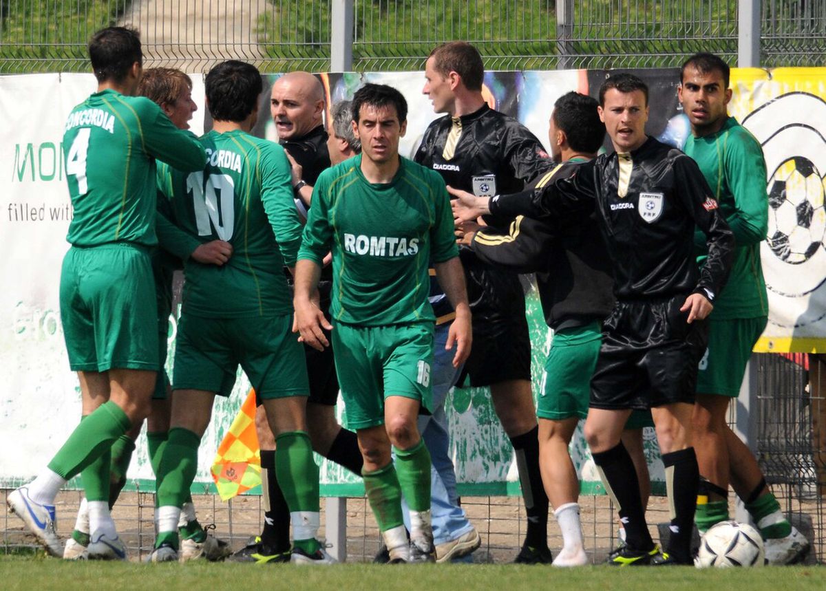 Interzis de FRF, a plecat în Anglia să arbitreze! Aurel Onița, primul interviu după șapte ani de tăcere: „Mi s-a luat pasiunea! Cea mai mare bucurie e că alerg desculț pe plajă la răsăritul soarelui”