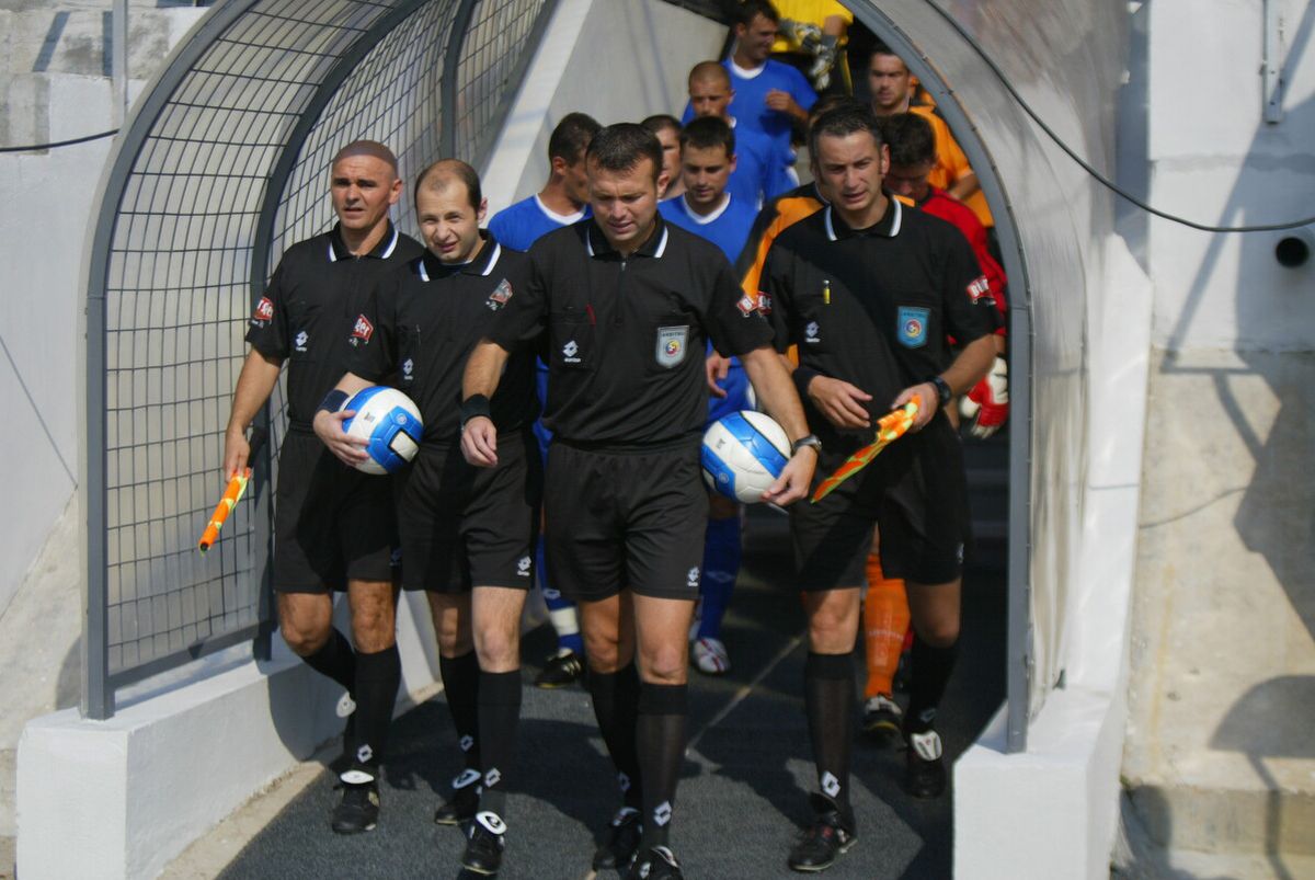 Interzis de FRF, a plecat în Anglia să arbitreze! Aurel Onița, primul interviu după șapte ani de tăcere: „Mi s-a luat pasiunea! Cea mai mare bucurie e că alerg desculț pe plajă la răsăritul soarelui”