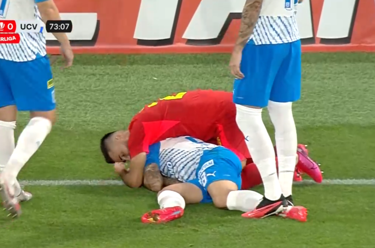 Valentin Crețu, alături de Alexandru Mitriță după ce l-a lovit, involuntar, cu mingea în față