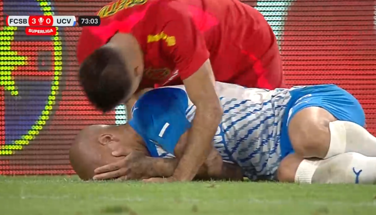 Valentin Crețu, alături de Alexandru Mitriță după ce l-a lovit, involuntar, cu mingea în față