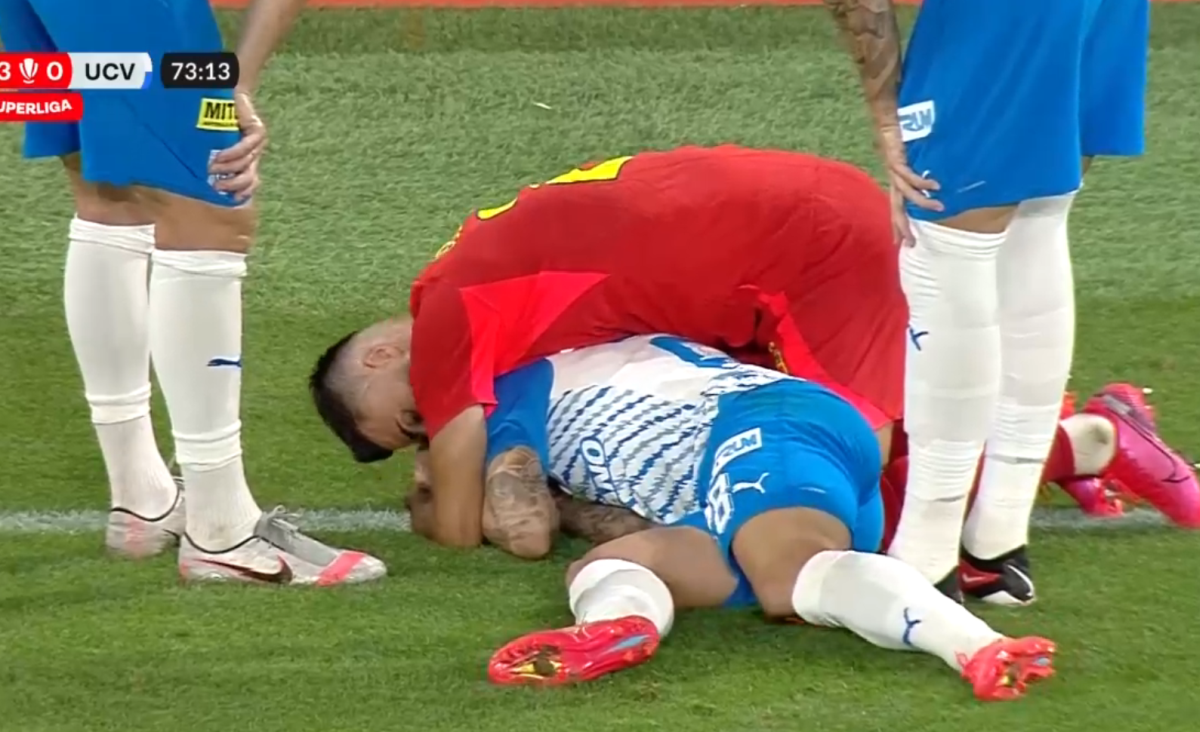 Valentin Crețu, alături de Alexandru Mitriță după ce l-a lovit, involuntar, cu mingea în față