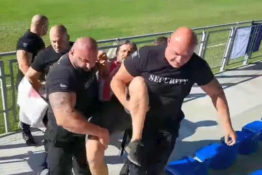 Un fan UTA, luat pe sus de 4 bodyguarzi după ce a afișat un mesaj anti-Meszar