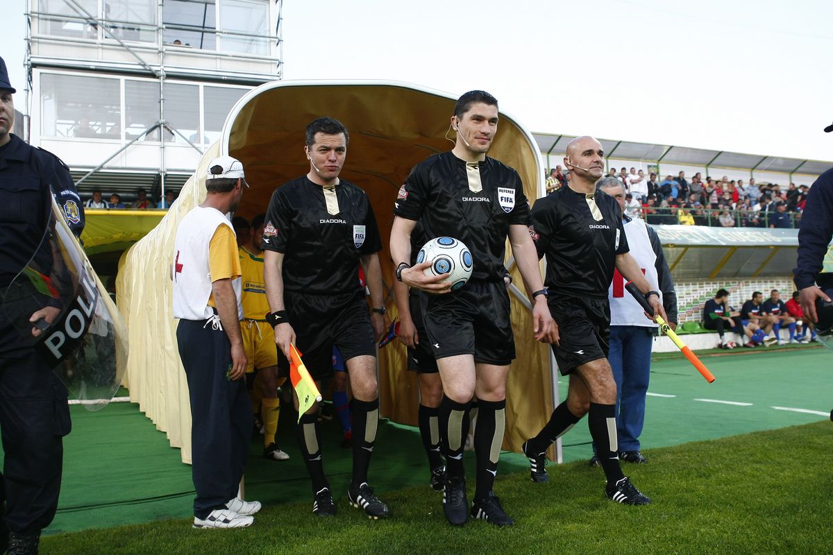 Interzis de FRF, a plecat în Anglia să arbitreze! Aurel Onița, primul interviu după șapte ani de tăcere: „Mi s-a luat pasiunea! Cea mai mare bucurie e că alerg desculț pe plajă la răsăritul soarelui”