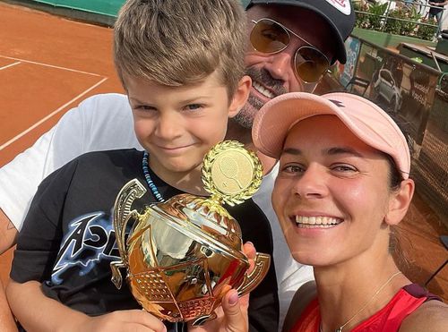 Andreea Mitu cu trofeul, fiul ei și tatăl acestuia la Praga Foto Instagram