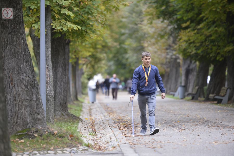 Alexandru Bologa pe aleile Parcului Centrak din Cluj-Napoca FOTO Raed Krishan Alexandru Bologa, dublu medaliat cu bronz la Jocurile Paralimpice, bifează la Paris a treia sa ediție: „Judoul m-a ajutat să-mi scriu propria poveste”