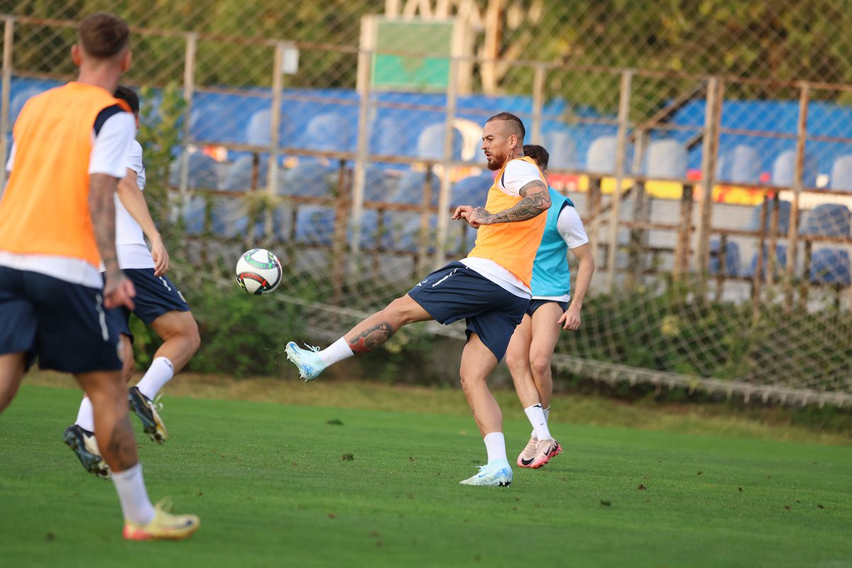 Primul antrenament al naționalei României sub comanda lui Mircea Lucescu, foto: Raed Krishan / GSP