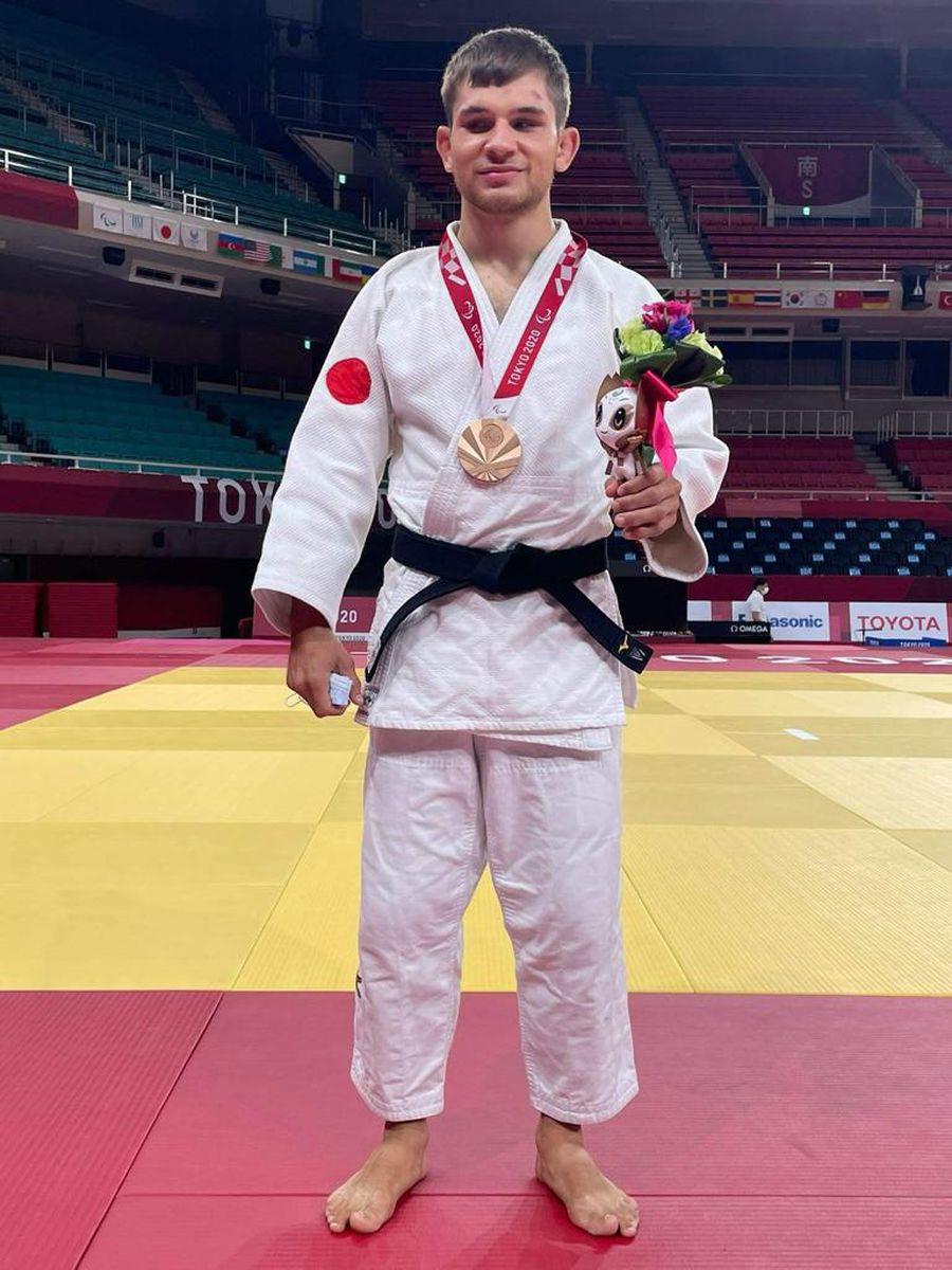 Alexandru Bologa și medalai sa de la Tokyo Alexandru Bologa, dublu medaliat cu bronz la Jocurile Paralimpice, bifează la Paris a treia sa ediție: „Judoul m-a ajutat să-mi scriu propria poveste”
