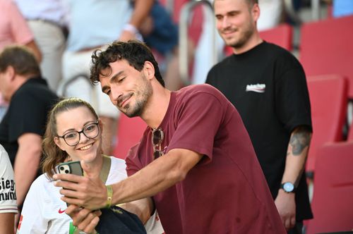 Mats Hummels, pozându-se cu o fană a lui Augsburg, la meciul cu Werder Bremen / Foto: Imago