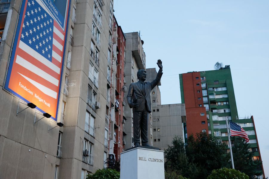 GSP a ajuns în Pristina înaintea naționalei » 10 imagini și curiozități din capitala „americană” în care Lucescu dă restart la aventura „tricoloră”: patronul Bill Clinton, copiii Tonibler și catedrala ortodoxă abandonată