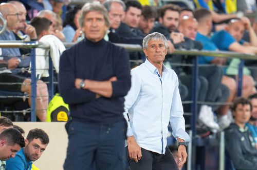 Quique Setien, în spate, cu cămașa albastră // foto: Guliver/gettyimages