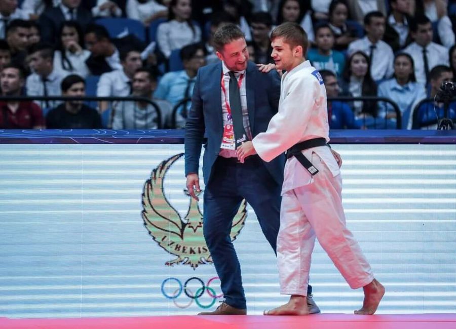 Alexandru Bologa alături de antrenorul său Tamas Gergely FOTO IJW Alexandru Bologa, dublu medaliat cu bronz la Jocurile Paralimpice, bifează la Paris a treia sa ediție: „Judoul m-a ajutat să-mi scriu propria poveste”